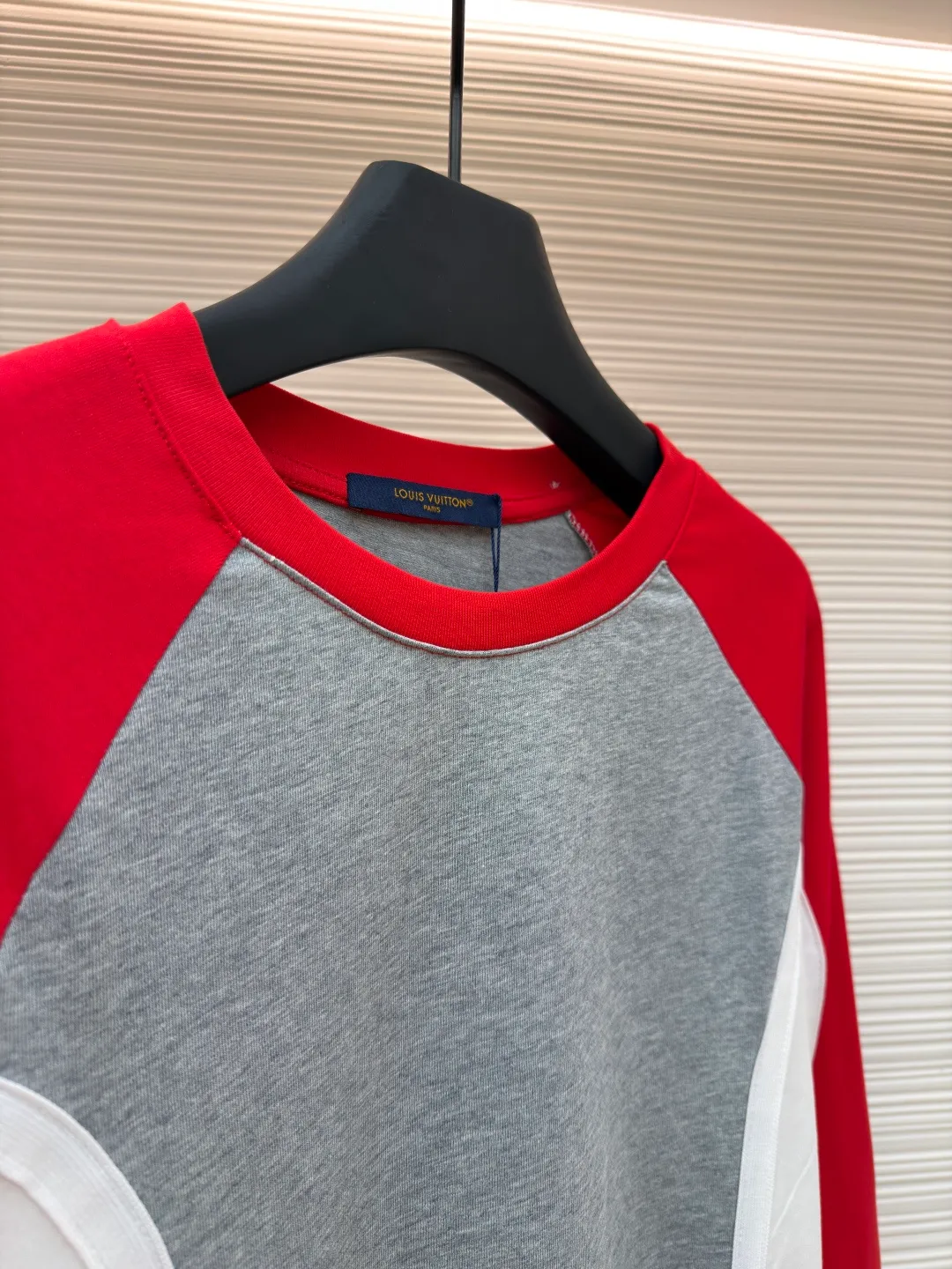 LOUIS VUITTON SKI ski series color matching long sleeves ●Original version: purchased and developed by 10407 ●Item number: 1681669-A55 ●Fabric: cotton fabric ●Technology: embroidery production ●Color: red, white and gray ●Version: fitted version ●Weight: about 410 grams ●Size: S-M-L-XL ●Description: This long-sleeved top is designed with multi-color splicing. The main body is made of high-quality pure cotton fabric. It feels soft, skin-friendly and has good breathability. The shoulders and sleeves use contrasting splicing technology. The red and white splicing lines are smooth and natural, showing superb tailoring technology. The three-dimensional embroidered letter pattern on the left arm adopts multi-layer embroidery technology. The lines are full and three-dimensional, rich in layering, and highlight the brand recognition. The gray area on the chest uses seamless splicing technology to ensure that the overall shape is smooth and crisp. The cuffs and hem adopt fine double-thread seaming technology to enhance durability and prevent seams from opening. The hemming at the neckline is delicate and comfortable to wear without rubbing against the skin. The overall workmanship is fine, and every stitch is even and neat, reflecting the high-quality production process. The overall wiring is straight and delicate, the fabric is comfortable and soft, and the color is consistent without color difference. It can be matched with the same style to create a fashionable look and control various occasions. Customized accessories, complete with three standards, same style for men and women!
